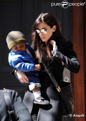 Sandra Bullock et son fils Louis, quinze mois, dans les rues de New York, mardi 29 mars 2011.