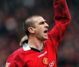 Eric Cantona (Photo : en 1996, lors d'un match face à Derby County) n'a jamais regretté son coup de kung fu contre Matthew Simmons à Selhurst Park en janvier 1995. Le hooligan, lui, continue sur la voie de la violence...