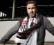 Eric Cantona (photo : en juin 2009, au Bath City FC de Ken Loach) n'a jamais regretté son coup de kung fu contre Matthew Simmons à Selhurst Park en janvier 1995. Le hooligan, lui, continue sur la voie de la violence...