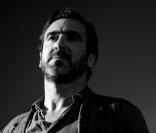 Eric Cantona (photo : en juin 2009 à la première de Looking for Eric) n'a jamais regretté son coup de kung fu contre Matthew Simmons à Selhurst Park en janvier 1995. Le hooligan, lui, continue sur la voie de la violence...