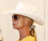 Sans emploi pour le moment, la belle Nicollette en profite pour faire du shopping.