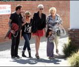 Johnny Hallyday et Laeticia en famille, à Pacific Palisades, le 1er avril 2011.