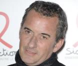 Christophe Dechavanne s'essaye... à l'effeuillage !