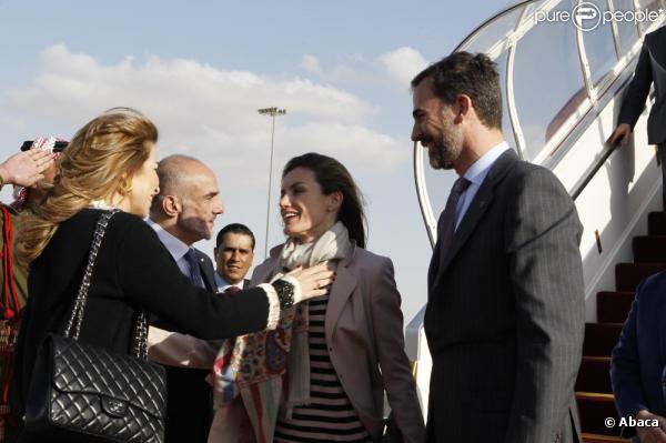 Letizia et Felipe d'Espagne lors de leur arrivée à Amman, en Jordanie, le 12 avril 2011