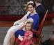 Le 14 avril 2011, le prince Frederik et la princesse Mary de Danemark ont fait baptiser leurs jumeaux, nés en janvier, à l'église protestante d'Holmen, à Copenhague. En bleu et rose, Mary et Isabella, mère et fille, ont fait honneur à l'événement. 