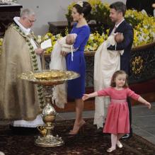 Le 14 avril 2011, le prince Frederik et la princesse Mary de Danemark ont fait baptiser leurs jumeaux, nés en janvier, à l'église protestante d'Holmen, à Copenhague. Le public a alors pu découvrir leurs prénoms : Vincent et Josephine.