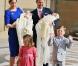 Le 14 avril 2011, la princesse Mary et le prince Frederik de Danemark quittent le palais royal d'Amalienborg avec leurs enfants, Christian et Isabella. Direction l'église d'Holmen, pour le baptême de leurs jumeaux de trois mois, Vincent et Joséphine.
