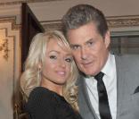 David Hasselhoff et Hayley Roberts, sa nouvelle girlfriend, à la sortie de la pièce Betty Blue Eyes, à Londres. 13 avril 2011