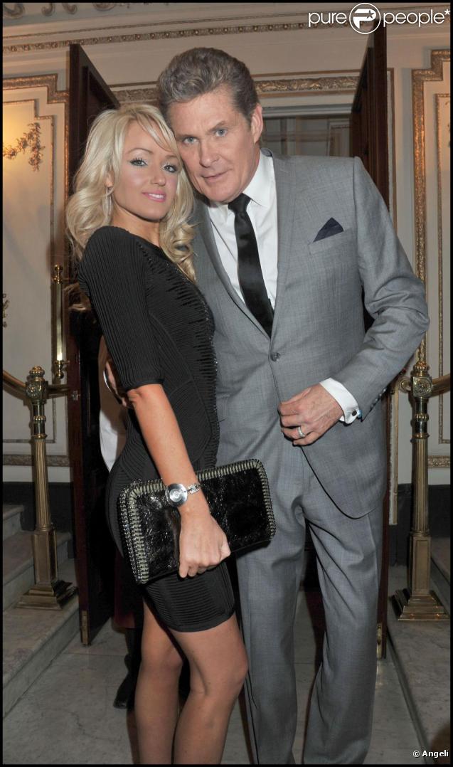 David Hasselhoff et Hayley Roberts, sa nouvelle girlfriend, à la sortie de la pièce Betty Blue Eyes, à Londres. 13 avril 2011
