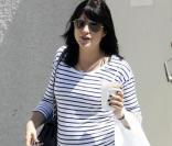 Selma Blair n'oublie pas la mode pendant sa grossesse : jean retroussé, marinière, elle est simplement parfaite  