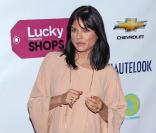 Robe seventies, tons poudrés, Selma Blair brille sur le tapis rouge 