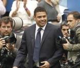 Ronaldo donne le coup d'envoi du match Real Madrid-Sporting Gijon, à Madrid, le samedi 2 avril 2011.