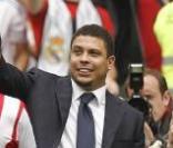 Ronaldo donne le coup d'envoi du match Real Madrid-Sporting Gijon, à Madrid, le samedi 2 avril 2011.