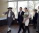 La princesse Victoria de Suède et son mari le prince Daniel en visite sur l'île de Gotland, le 15 avril 2011. Après avoir visité la ferme natale du physicien Polhem, ils avaient rendez-vous dans la cité médiévale de Visby.