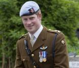 Le prince Harry (photo : en mai 2010, lors de la remise de ses ailes de pilote) a achevé avec succès son entraînement de pilote d'Apache en avril 2011, et a été promu au grade de capitaine.