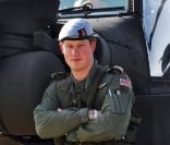 Le Prince Harry devant un hélicoptère Apache, le 16 avril 2011 à Middle Wallop en Angleterre 