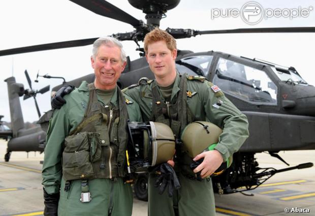 Le Prince Harry devant un hélicoptère Apache, en compagnie de son père le Prince Charles, le 16 avril 2011 à Middle Wallop en Angleterre 