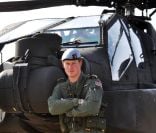 Le Prince Harry devant un hélicoptère Apache, le 16 avril 2011 à Middle Wallop en Angleterre 