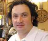 Le chef Yves Camdeborde pose dans son restaurant Le Comptoir du Relais en 2005 en France  