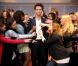Des groupies entourent la statue de cire de Robert Pattinson au musée de Madame Tussauds à Londres le 25 mars 2010