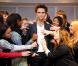 Des groupies entourent la statue de cire de Robert Pattinson au musée de Madame Tussauds à Londres le 25 mars 2010