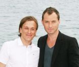Jude Law lors du festival de Cannes 2008 avec le réalisateur Jeremy Gilley, pour la présentation de The Day After Peace<br />