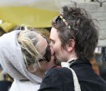 Kate Hudson et son boyfriend Matthew Bellamy, s\'embrassent et profitent de leurs vacances à Buenos Aires, le 3 avril 2011, en compagnie du fils de Kate, Ryder <br />