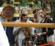 Kate Hudson et son boyfriend Matthew Bellamy, s'embrassent et profitent de leurs vacances à Buenos Aires, le 3 avril 2011, en compagnie du fils de Kate, Ryder  