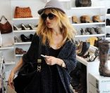 Trop dur de faire un choix... Même pour le célèbre coach des people, Rachel Zoe. Los Angeles, 19 avril 2011 