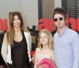 Noel Gallagher, Sara MacDonald et leur fille lors de l'avant-première du film Arthur à Londres le 19 avril 2011