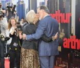 Helen Mirren au côté de son bien-aimé, Taylor Hackford lors de l'avant-première du film Arthur à Londres le 19 avril 2011