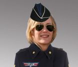 Colonel Emma d'Uzzo un peu à l'étroit dans son uniforme !