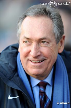 Gérard Houllier le 26 février 2011, lors d'un match face à Blackburn. Le 20 avril, il a été admis à l'hôpital à cause d'un malaise, mais son état en stable