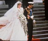 C'est une Lady Di heureuse que l'on retrouve aux bras de son prince à la sortie de la Cathédrale Saint Paul. Londres, 29 juillet 1981 
