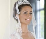 La ravissante Marie Cavallier pose en robe de mariée. Son diadème est un cadeau de ses beaux-parents. Danemark, 24 mai 2008 