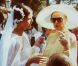 Toujours très élégante, Grace Kelly discute avec sa fille Caroline le jour de son mariage religieux. Monaco, 29 juin 1978