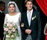 Radieuse, Clotilde Courau savoure ce jour inoubliable au bras de son  mari, le prince Emanuele Filibert  de Savoie. Rome, 25 septembre 2003