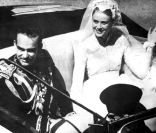 La princesse Grace de Monaco salue les monégasques auprès de son jeune époux dans leur calèche. Monaco, 18 avril 1956