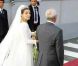 La belle Clotilde Courau arrive au bras de son père. 25 septembre 2003
