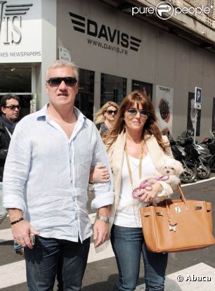 Didier Deschamps et son épouse Claude, rencontrée il y a près de 25 ans, lors d'une promenade à Cannes, le 5 avril 2011.