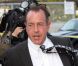 Le père de Lindsay Lohan, Michael, arrivant au tribunal à Los Angeles le 22 avril 2011