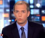 Julien Arnaud présente le JT de 13 heures de TF1, samedi 23 avril 2011.