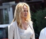 Pamela Anderson et son chéri Jon Rose font du shopping à Malibu le 23 avril 2011