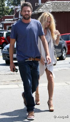Pamela Anderson et son chéri Jon Rose font du shopping à Malibu le 23 avril 2011
