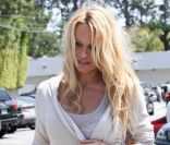 Pamela Anderson et son chéri Jon Rose font du shopping à Malibu le 23 avril 2011