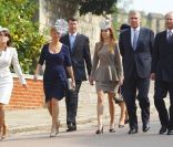  Dimanche 24 avril, la reine Elizabeth II, son époux le duc d'Edimbourg et quelques membres de la famille royale assistaient à la messe de Pâques donnée en la chapelle Saint-George à Windsor. 
 Le couple royal a été rejoint par un petit groupe composé des princesses Beatrice et Eugenie d'York, très chic, avec leur père le prince Andrew, le prince Edward (à d.) et sa femme Sophie de Wessex (premier plan, en robe bleu marine), la princesse Anne et son mari Tim Lawrence (arrière-plan). 