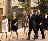  Dimanche 24 avril, la reine Elizabeth II, son époux le duc d'Edimbourg et quelques membres de la famille royale assistaient à la messe de Pâques donnée en la chapelle Saint-George à Windsor. 
 Les frères Andrew et Edward mènent le cortège princier, devant les princesses Beatrice et Eugenie d'York, avec Sophie de Wessex. La princesse Anne et son mari Tim Lawrence  (arrière-plan) ferment la marche. 