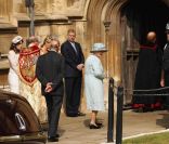 Les membres de la famille royale, protocole oblige, ont formé une haie d'honneur pour l'arrivée de la reine Elizabeth II et son époux le duc d'Edimbourg à la messe de Pâques donnée en la chapelle Saint-George à Windsor, le 24 avril 2011.
