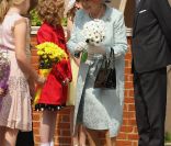 Dimanche 24 avril, la reine Elizabeth II, son époux le duc d'Edimbourg, accueillis à leur sortie par des fillettes portant des bouquets de fleurs, assistaient à la messe de Pâques donnée en la chapelle Saint-George à Windsor.