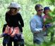 Marcia Cross et Tom Mahoney font un pique-nique au parc avec leurs jumelles. Avril 2011